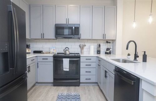 North Charlotte Apartment | New listing discount!! Brand new apartment in hip NoDa area. Amazing location!