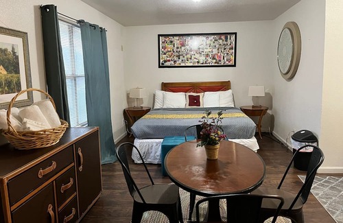 Crosstown Apartment | In-law Apartment with 2 king beds and private bath