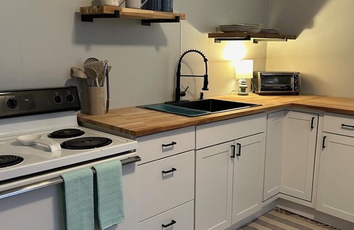 Charlotte Park House | 2 bed 1 bath in Charlotte Park, West Nashville. Pet Friendly!