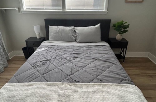 Charlotte Park House | 2 bed 1 bath in Charlotte Park, West Nashville. Pet Friendly!