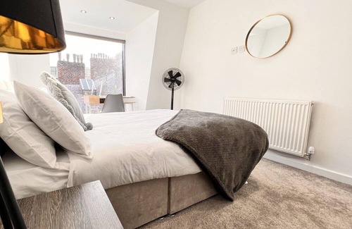 Liverpool City Centre Apartment | 1.2km from the city centre! & Liverpool John Lennon Airport, 14 km away.