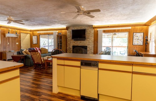 Bell Cabin | Charming Cabin w/ Dock on the Suwannee River