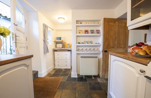 Richmond Apartment | Thimble cottage is a traditional two bedroom cottage with many original features