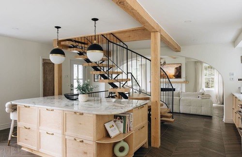 Val Morin Ski Chalet | Luxury Chalet in luarentides with Beautiful Views | HotTub | Sauna | Steam Room