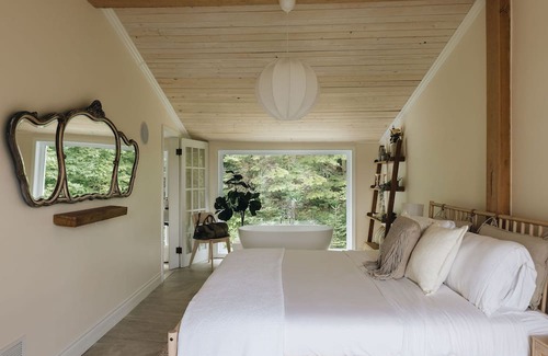 Val Morin Ski Chalet | Luxury Chalet in luarentides with Beautiful Views | HotTub | Sauna | Steam Room