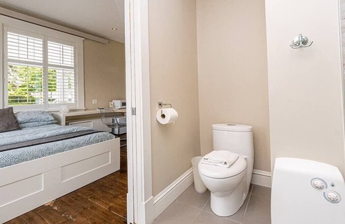 Desjardins Apartment | La Petite Vue - Private Bathroom and Terrace