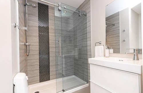 Desjardins Apartment | La Petite Vue - Private Bathroom and Terrace