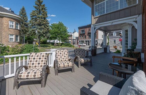 Desjardins Apartment | La Petite Vue - Private Bathroom and Terrace
