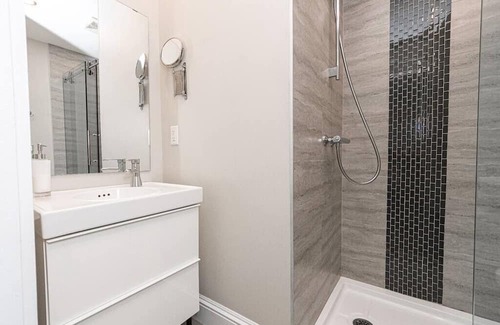 Desjardins Apartment | La Grande Vue - Private Bathroom and Terrace