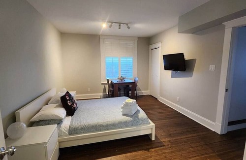 Desjardins Apartment | La Juliette - Private Bathroom and Balcony
