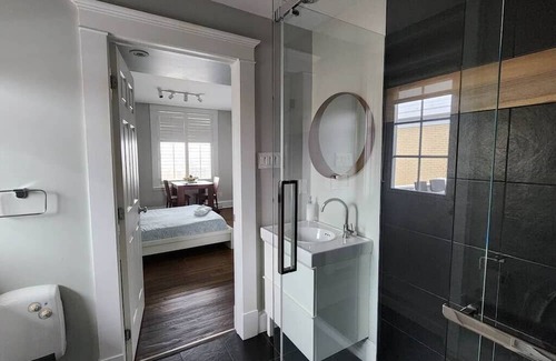 Desjardins Apartment | La Juliette - Private Bathroom and Balcony