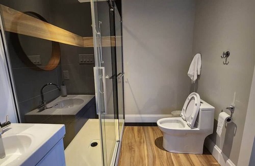 Desjardins Apartment | La Juliette - Private Bathroom and Balcony