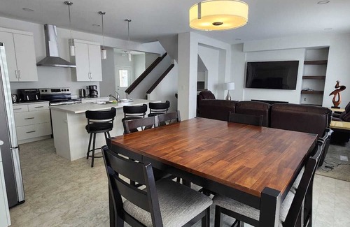 Winnipeg House | ChessKings Luxurious 4 Bedrooms in Sage Creek