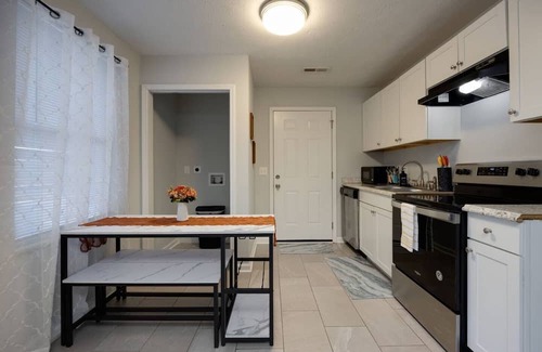Maplewood Heights House | Plush in Nash | TVs in All Rooms | Broadway Fun!