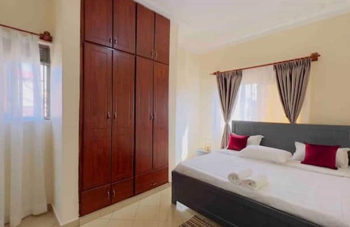 Kampala Apartment | Cozy Apt close to Acacia 2BDR, UnLtd WIFI, Netflix