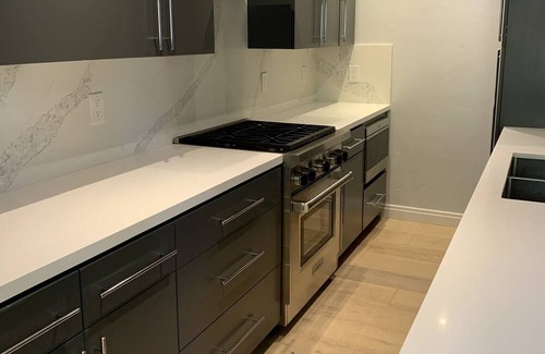 Makati House | Newly remodeled home furnished with gorgeous appliances and hard wood floor.