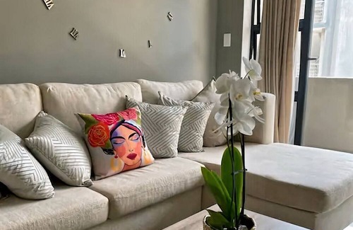 Greater Johannesburg Metropolitan Area Apartment | Classy 2 bedroom/ 2 bathroom high security apartment with uncapped wi-fi