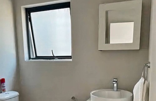 Greater Johannesburg Metropolitan Area Apartment | Classy 2 bedroom/ 2 bathroom high security apartment with uncapped wi-fi