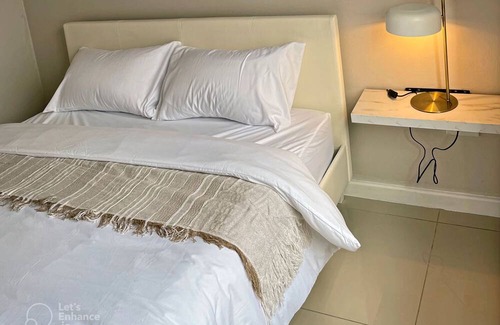 Greater Johannesburg Metropolitan Area Apartment | Classy 2 bedroom/ 2 bathroom high security apartment with uncapped wi-fi