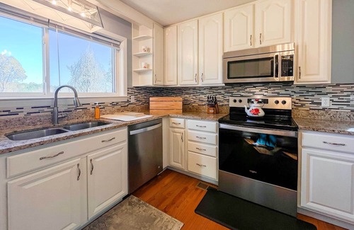 Chickamauga Cottage | Charming Cottage w/ Hot Tub: 15 Mi to Chattanooga!