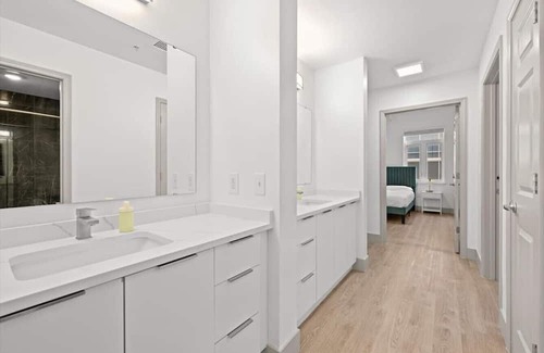Charlotte Center City Apartment | Sunny Green Apt - Walk everywhere!