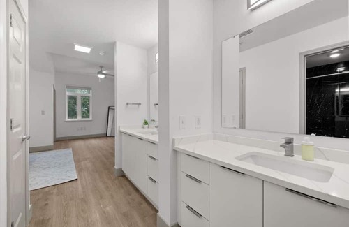 Charlotte Center City Apartment | Sunny Green Apt - Walk everywhere!
