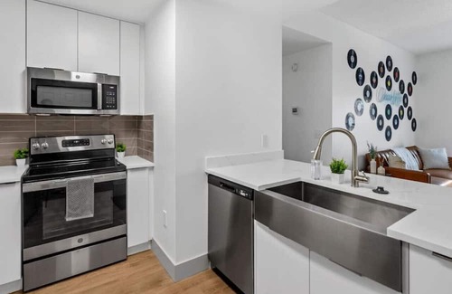 Charlotte Center City Apartment | 4BR Apt in Uptown - Balcony w/ City Views!