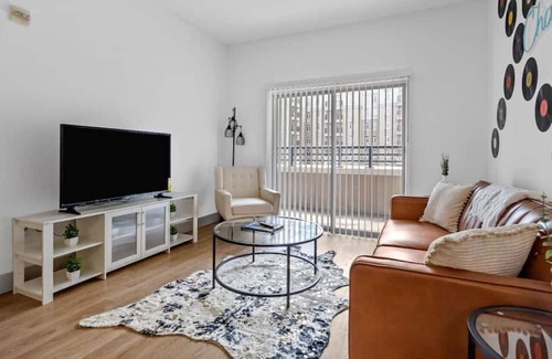 Charlotte Center City Apartment | 4BR Apt in Uptown - Balcony w/ City Views!