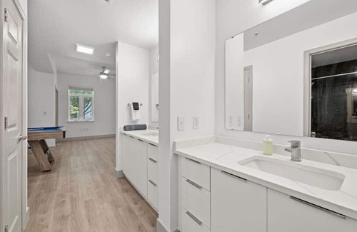 Charlotte Center City Apartment | Spacious Apt w/Pool Table