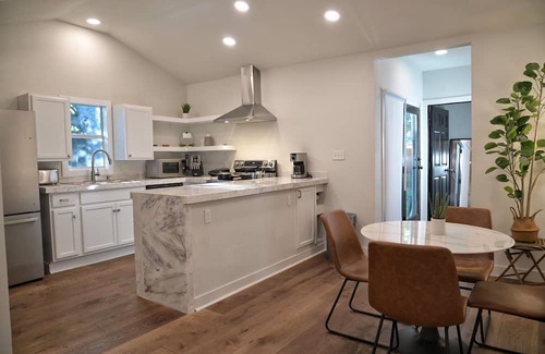 Oak Cliff House | Modern 3 Bedroom Home near bishop arts