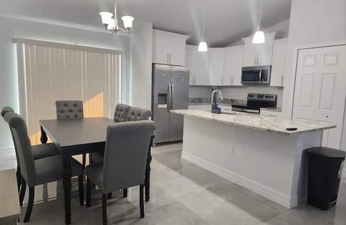 Harris Apartment | 3 Bedroom 747918 by Houzlet