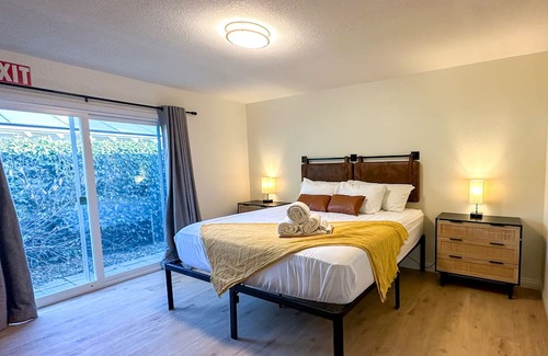 Tustin House | Magical Retreat Minutes from Disneyland! Elderly-Friendly, Newly Remodeled 5BR.