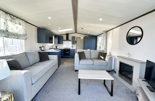 Newquay Ski Chalet | 14 Valley View is a gorgeous luxury 5 star lodge style caravan in Porth
