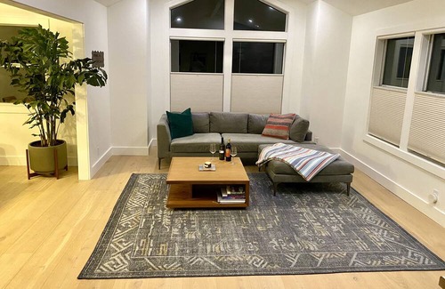 Emerald Hills House | 4 Bd/ 3Ba - Sleek, Modern, Remodeled Home