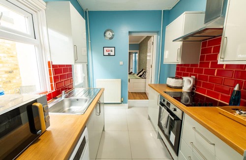 Maidstone Bed & Breakfast | Sleeps 6 in Maidstone Central 2BR + Sofa