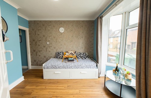 Maidstone Bed & Breakfast | Sleeps 6 in Maidstone Central 2BR + Sofa