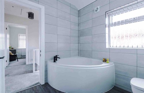 Trafford House | SLD Altrincham Spacious 3 Bedroom House