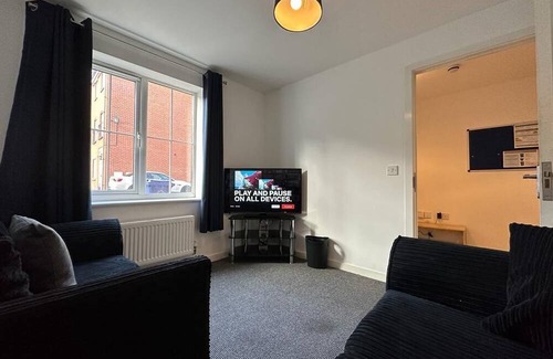 Newcastle-Under-Lyme House | Chervil House: Stoke's Spacious 5-Bed Gem, Book for a Splendid Stay!