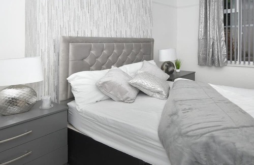 Stoke-on-Trent House | Superb Autumn Stay at Stylish Home in the City