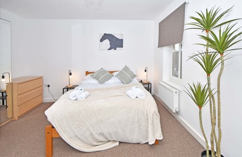 Newcastle-Under-Lyme House | Tansey House: A Serene Residential Haven Near the Heart of the City!