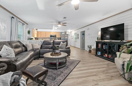 Homosassa House | Waterfront Screen Porch with kayaks to experience the peaceful Halls River!
