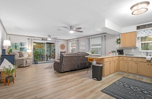 Homosassa House | Waterfront Screen Porch with kayaks to experience the peaceful Halls River!