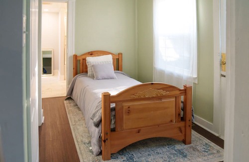 Northside District House | Cozy Queen Ann Cottage Downtown Lexington