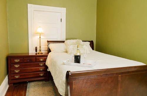Northside District House | Cozy Queen Ann Cottage Downtown Lexington