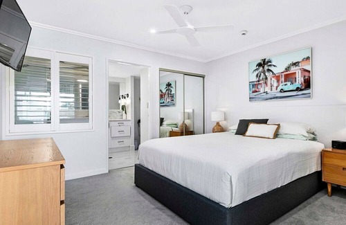 Urangan Apartment | A Gaze upon the Pier