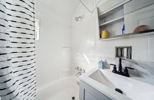 Euclid House | Serene 3 bedroom 1 bath house