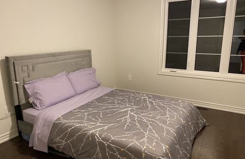 Halton Regional Municipality House | Stunning And Quiet Neighbourhood Home Away From Home With Ample Parking Spaces