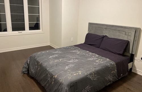 Halton Regional Municipality House | Stunning And Quiet Neighbourhood Home Away From Home With Ample Parking Spaces