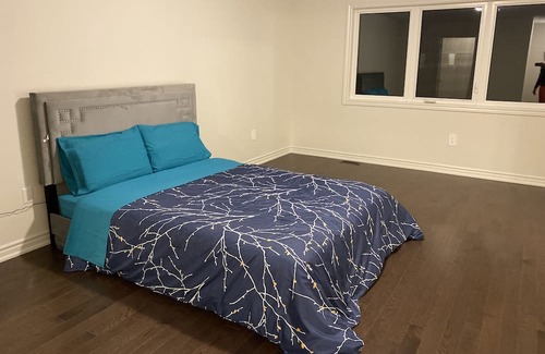 Halton Regional Municipality House | Stunning And Quiet Neighbourhood Home Away From Home With Ample Parking Spaces