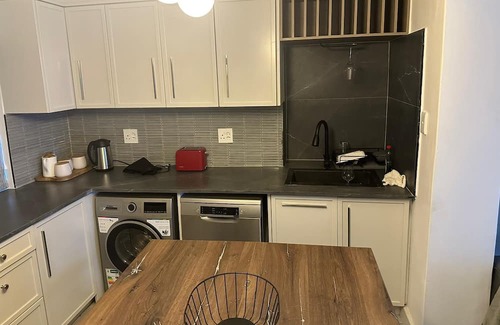 Mowbray House | Lemon House - Cozy Modern Finish and Style - Near University of Cape Town UCT